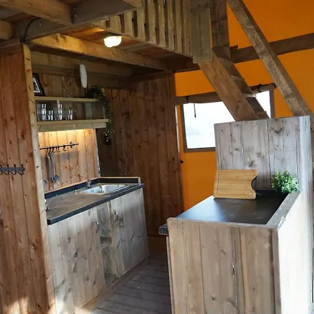 Glamping Met Bar En Prive Sanitair Voor 5 Personen Sneezy Οργανωμένο κάμπινγκ Behelp