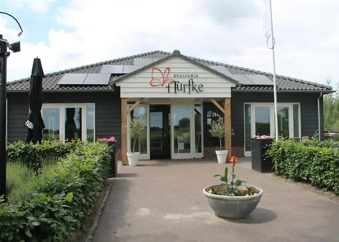 Tente de luxe Glamping Met Bar En Prive Sanitair Voor 5 Personen Sneezy *